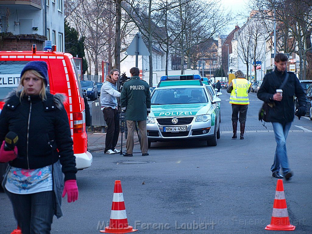 Einsatz Feuerwehr SEK Polizei Koeln Nippes Merheimerstr P161.JPG